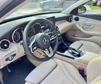 Mercedes-Benz C180 2021 - Màu trắng, nội thất kem