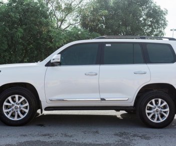 Toyota Land Cruiser 2017 - Trắng, nội thất đen