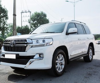 Toyota Land Cruiser 2017 - Trắng, nội thất đen