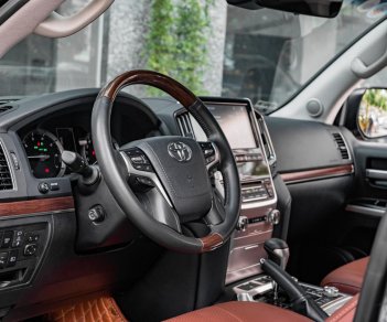 Toyota Land Cruiser 2018 - Nhập Trung Đông, phiên bản đầy đủ phụ kiện