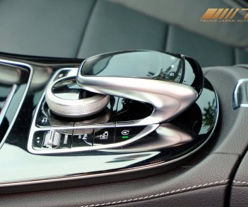 Mercedes-Benz 2020 - Màu đỏ, nội thất đen, siêu lướt 1v km