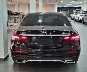 Mercedes-Benz E300 2021 - Màu đen, lướt 1.000 km, lô thanh lý