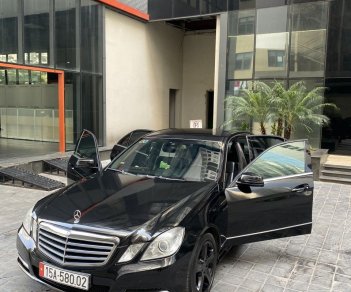 Mercedes-Benz E250 2011 - Xe màu đen sang trọng