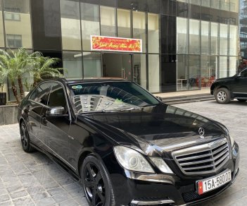 Mercedes-Benz 2011 - Xe màu đen sang trọng