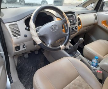 Toyota Innova 2011 - Xe màu bạc