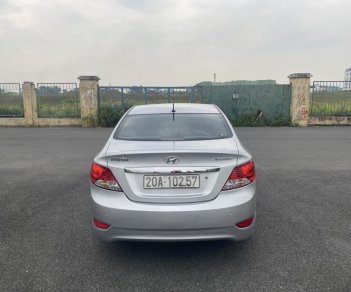 Hyundai Accent 2011 - Màu bạc đẹp