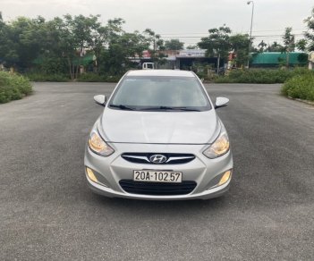 Hyundai Accent 2011 - Màu bạc đẹp