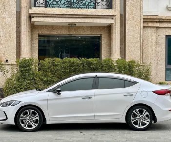 Hyundai Elantra 2016 - Màu trắng