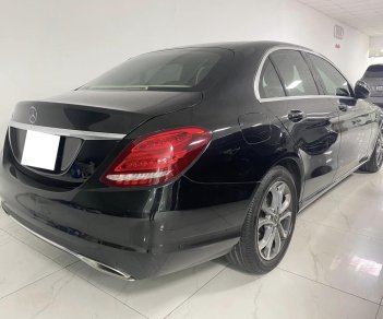 Mercedes-Benz C200 2017 - Màu đen, nhập khẩu số tự động