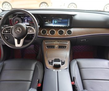 Mercedes-Benz E200 2019 - Màu đỏ - Nội thất đen. Mới lăn bánh 39900km