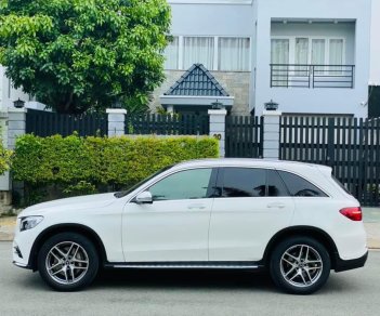 Mercedes-Benz GLC 300 2018 - Màu trắng, nội thất kem