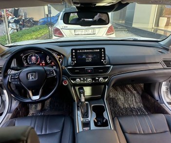 Honda Accord 2020 - Chỉ cần 300 triệu sở hữu ngay xe nhập Honda Accord Turbo màu trắng, giá 920 triệu