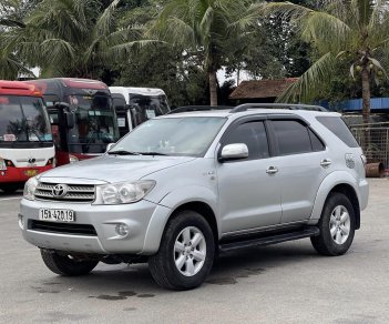 Toyota Fortuner 2010 - Màu bạc số tự động