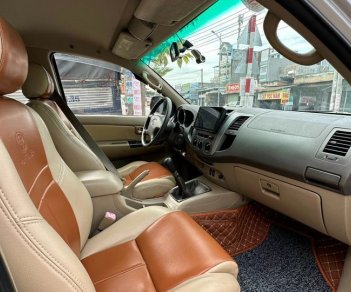 Toyota Fortuner 2009 - Màu bạc số sàn