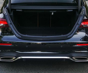 Mercedes-Benz E300 2022 - Nhà đi cần bán xe màu đen, nội thất nâu, đẹp mướt. Xe ở Tân Phú - HCM