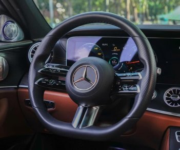 Mercedes-Benz E300 2022 - Nhà đi cần bán xe màu đen, nội thất nâu, đẹp mướt. Xe ở Tân Phú - HCM