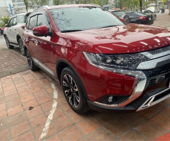 Mitsubishi Outlander 2021 - Màu đỏ giá hữu nghị