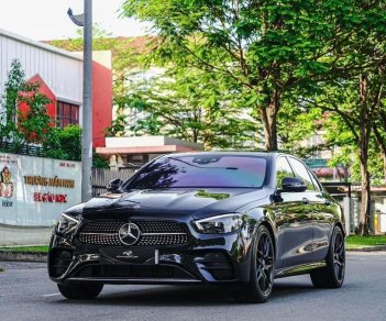 Mercedes-Benz E300 2022 - Nhà đi cần bán xe màu đen, nội thất nâu, đẹp mướt. Xe ở Tân Phú - HCM