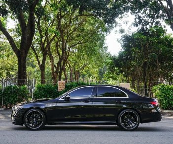 Mercedes-Benz E300 2022 - Nhà đi cần bán xe màu đen, nội thất nâu, đẹp mướt. Xe ở Tân Phú - HCM