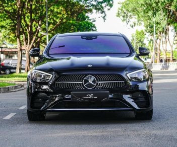 Mercedes-Benz E300 2022 - Nhà đi cần bán xe màu đen, nội thất nâu, đẹp mướt. Xe ở Tân Phú - HCM