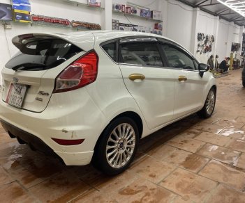 Ford Fiesta 2014 - Xe màu trắng