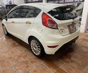 Ford Fiesta 2014 - Xe màu trắng