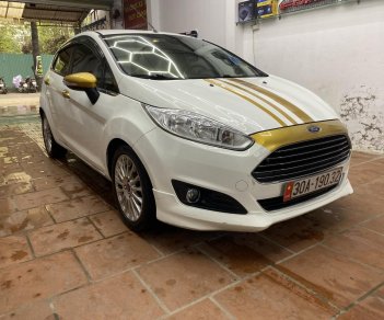 Ford Fiesta 2014 - Xe màu trắng