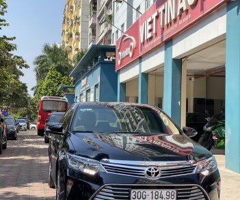 Toyota Camry 2018 - Xe màu đen, giá 795tr