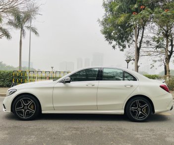 Mercedes-Benz 2017 - Xe màu trắng