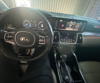 Kia Sorento 2021 - Xe gia đình ít đi, cần bán ô tô đăng ký 2021, ít sử dụng giá chỉ 1 tỷ 80tr, mới 98%