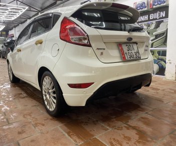 Ford Fiesta 2014 - Xe màu trắng