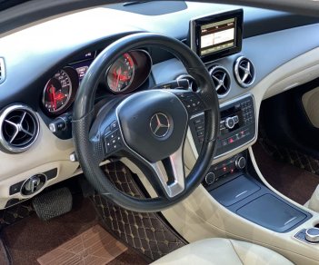 Mercedes-Benz GLA 200 2015 - Màu đen, nội thất kem