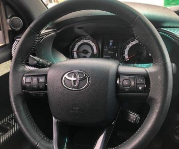 Toyota Hilux 2018 - Bán xe màu đen