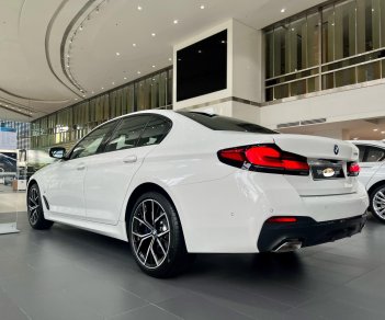 BMW 520i 2022 - Xe giao ngay, ưu đãi tiền mặt hấp dẫn đầu năm mới, tặng kèm bộ quà tặng phụ kiện full theo xe
