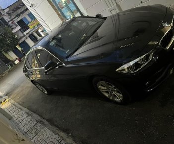 BMW 320i 2017 - Cần bán xe model 2017, màu đen full lịch sử hãng, nội thất đen, odo 40 ngàn km