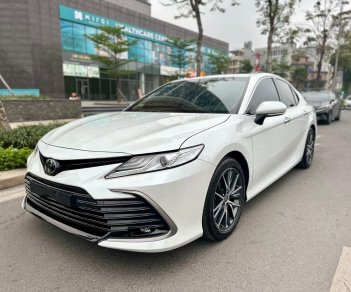 Toyota Camry 2022 - Màu trắng Ngọc Trinh, nhập khẩu, giá cực yêu chỉ 1 tỷ 165tr