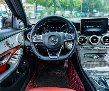 Mercedes-Benz 2017 - Xe màu trắng