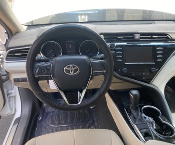 Toyota Camry 2020 - Màu trắng, đăng ký 2021 cá nhân mới đi 17.000 km, đẹp nguyên bản