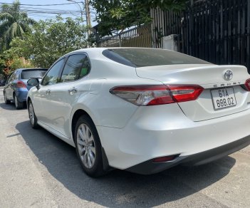 Toyota Camry 2020 - Màu trắng, đăng ký 2021 cá nhân mới đi 17.000 km, đẹp nguyên bản