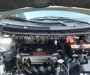 Toyota Vios 2010 - Xe màu bạc số tự động