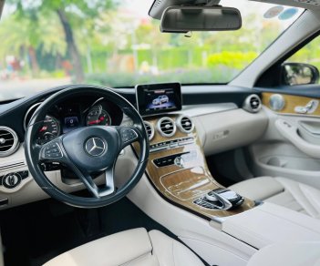 Mercedes-Benz C 250 2017 - Màu đen, nội thất kem, model 2018