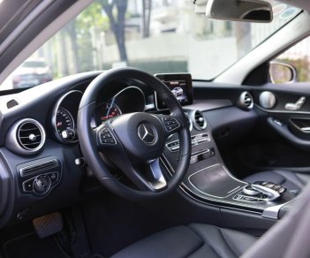 Mercedes-Benz C200 2018 - Màu đen, nội thất đen