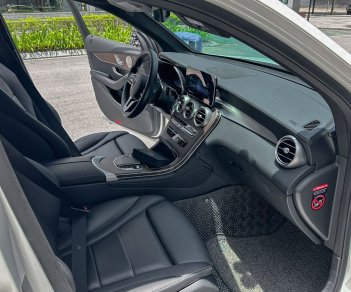 Mercedes-Benz GLC 200 2023 - Màu Trắng, nội thất đen